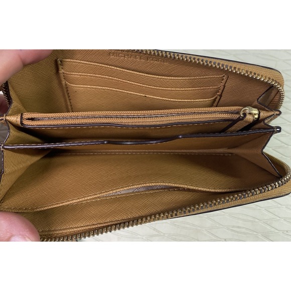 Michael Kors‎ Leather Womens Beige Wristlet Wallet 4x7x1\